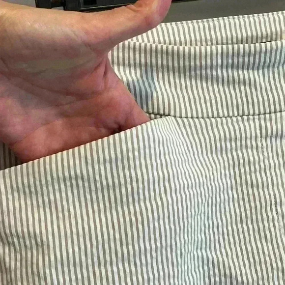 ✨Hilary Radley Women's Seersucker Pull-On Ankle Pants medium Blue Stripe Stretch - Picture 5 of 10